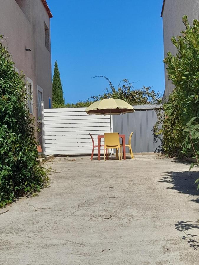 Avec Extérieur Et Parking Gratuit *